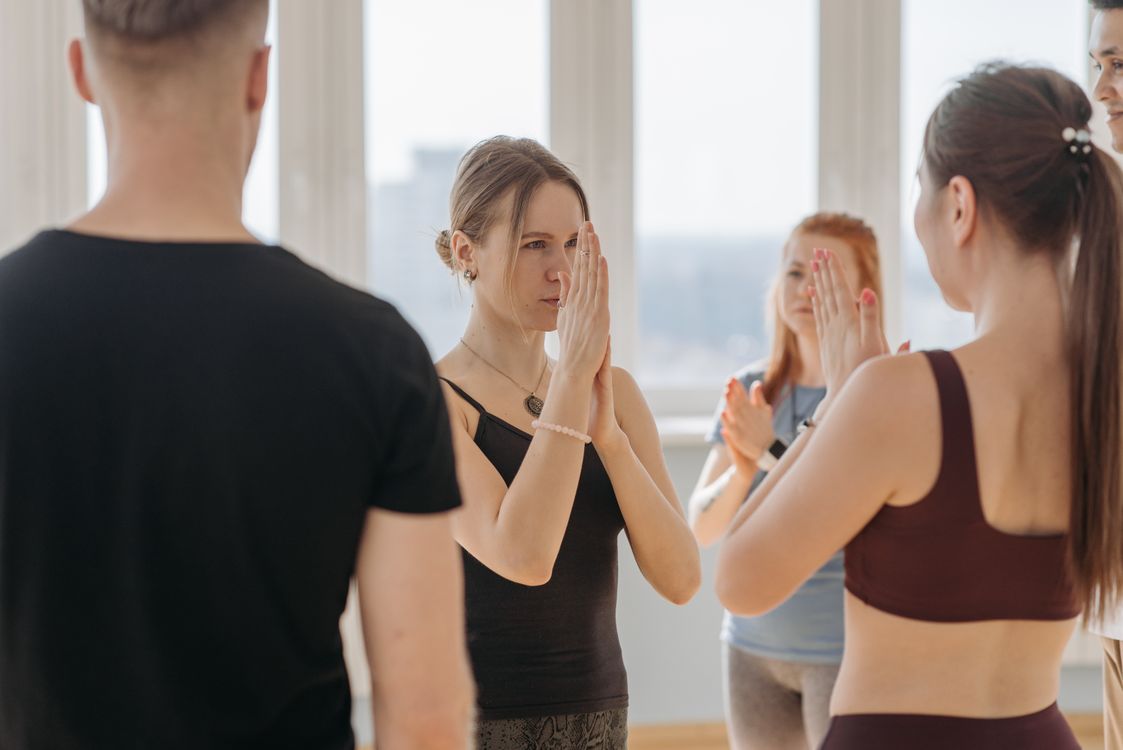 Ảnh minh họa nhóm người cùng thực hành Yoga trong phòng tập